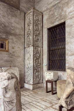 Verona, İtalya - 26 Eylül 2015: İtalya 'nın Verona kentindeki Lapidario Maffeiano Müzesi' nin avlusunda dekoratif oymalarla süslenmiş taş sergileri