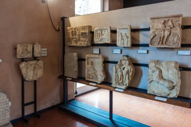 Verona, İtalya - 26 Eylül 2015: İtalya 'nın Verona kentindeki Lapidario Maffeiano Müzesi' ndeki bir sergide dekoratif olarak dekore edilmiş taş mezar taşları parçaları