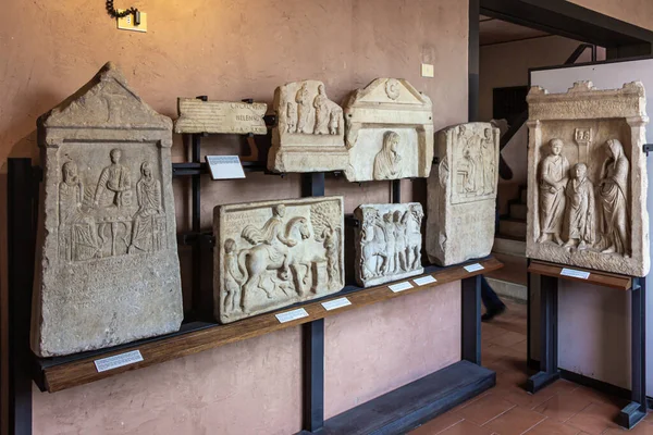 イタリアのヴェローナ 2015年9月26日 イタリアのヴェローナにあるラピダリオ マフィアーノ美術館で開催された展覧会で装飾的に装飾された石の墓石の断片 — ストック写真
