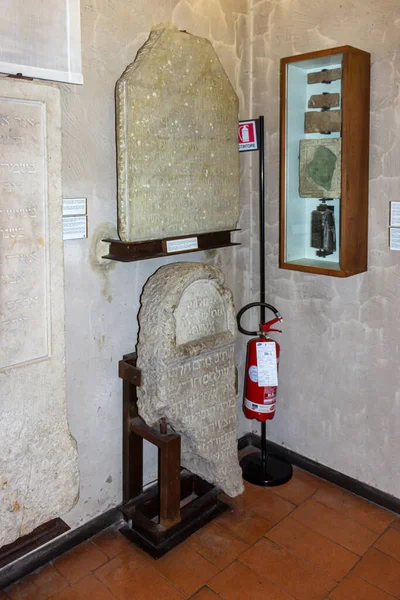 Верона Италия Сентября 2015 Надгробия Надписями Иврите Итальянском Языках Выставке — стоковое фото