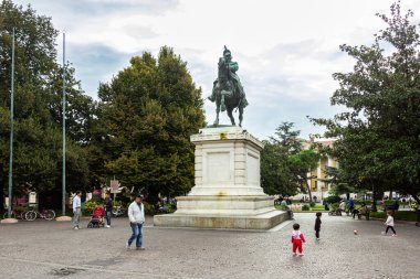 Verona, İtalya - 26 Eylül 2015: İtalya 'nın Verona kentindeki Piazza Sutyen Meydanı' nda Vittorio Emanuele II Anıtı