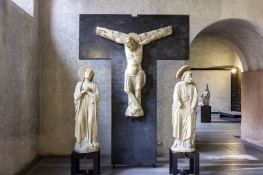 Verona, İtalya - 26 Eylül 2015: İtalya 'nın Verona kentindeki Castelvecchio Castello Scaligero Kalesi Castelvecchio Müzesi' ndeki sergide azizlerin taş heykelleri ve haçlı bir levrek..