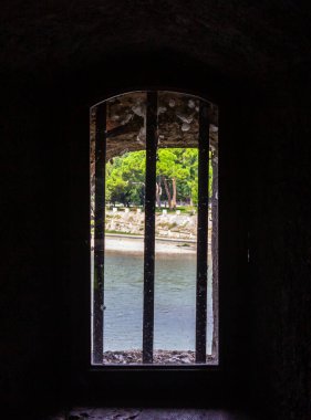 Castelvecchio Castello Scaligero kalesinin alt katından Adige nehrine ve İtalya 'nın Verona kentindeki karşı kıyıya doğru bak..