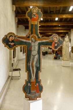 Verona, İtalya - 26 Eylül 2015: İtalya 'nın Verona kentindeki Castelvecchio Castello Scaligero Kalesi' nin Castelvecchio Müzesi 'ndeki sergide boyalı haç ile büyük ahşap haç.