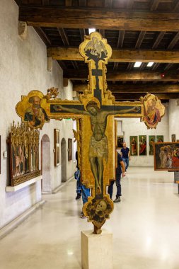 Verona, İtalya - 26 Eylül 2015: İtalya 'nın Verona kentindeki Castelvecchio Castello Scaligero Kalesi' nin Castelvecchio Müzesi 'ndeki sergide boyalı haç ile büyük ahşap haç.