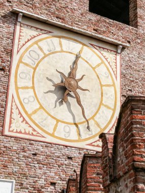 Verona, İtalya, 26 Eylül 2015: İtalya, Verona 'daki Castelvecchio Scaligero kalesinin giriş kulesindeki büyük dekoratif saat.