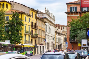 Verona, İtalya, 26 Eylül 2015: Verona, İtalya 'da Corso Castelvecchio Caddesi.