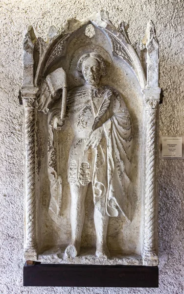 イタリアのヴェローナ 2015年9月26日 イタリアのヴェローナにあるCastelvecchio Castello Scaligero要塞のCastelvecchio博物館で開催された展示会での十字架のエピソードと石の浅浮彫 — ストック写真