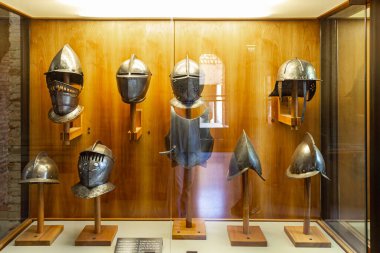 Verona, İtalya - 26 Eylül 2015: İtalya 'nın Verona kentindeki Castelvecchio Castello Scaligero Kalesi Castelvecchio Müzesi' ndeki sergide çeşitli şekillerde zırh.