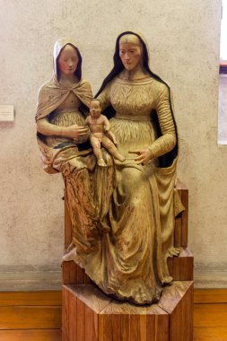 Verona, İtalya, 26 Eylül 2015: İtalya 'nın Verona kentindeki Castelvecchio Castello Scaligero Kalesi Castelvecchio Müzesi' ndeki sergide dini temalı ahşap heykel.