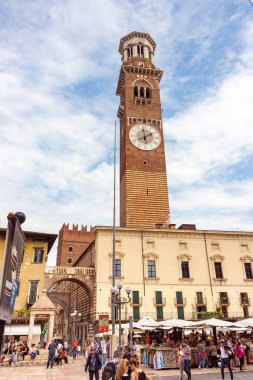 Verona, İtalya, 26 Eylül 2015: Saat Kulesi Torre dei Lamberti Verona, İtalya