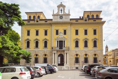 Verona, İtalya, 26 Eylül 2015: İtalya 'nın Verona kentindeki Piazza Francesco Viviani Meydanı' ndaki merkez postane binası (Palazzo delle Poste)
