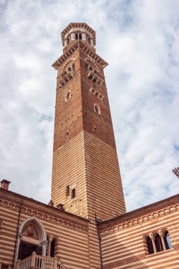 Verona, İtalya, 26 Eylül 2015: Saat Kulesi Torre dei Lamberti Verona, İtalya