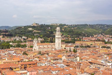 Eski Verona kasabası. İtalya, Verona 'daki Torre Dei Lamberti çan kulesinden görüntü