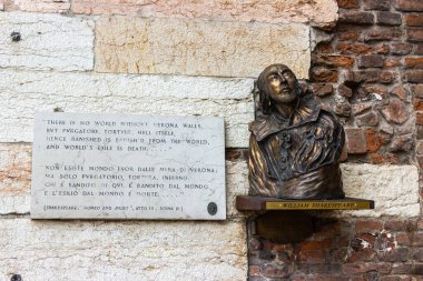 Verona, İtalya - 26 Eylül 2015: William Shakespeare 'in bükülmesi ve duvarında Romeo ve Juliet' in sözlerinin yazılı olduğu bir mermer tahta, İtalya 'nın Verona kentindeki Lapidario Maffeiano Müzesi' nin girişinde