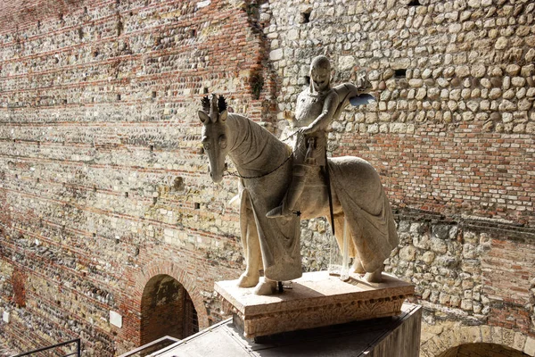 イタリア ヴェローナ2015年9月26日 イタリア ヴェローナの城砦の中庭にある鎧を着た騎士の像 — ストック写真