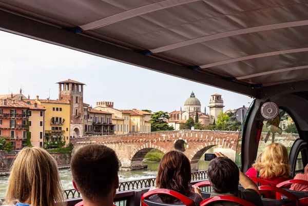 Werona Włochy Września 2015 Turyści Jeżdżą Dwupiętrowym Autobusem Turystycznym Zobaczyć — Zdjęcie stockowe
