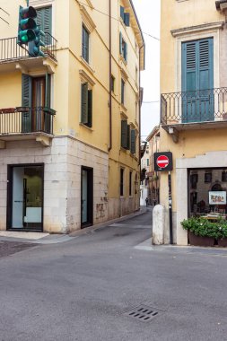 Verona, İtalya, 26 Eylül 2015: Eski Verona şehrinin sessiz sokakları. İtalya, Verona 'da Trota Caddesi.