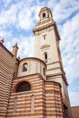 Verona, İtalya, 26 Eylül 2015: İtalya 'nın Verona kentindeki Duomo Cattedrale di S. Maria Matricolare katedralinin yan çan kulesi