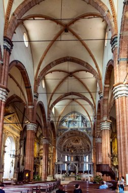 Verona, İtalya - 26 Eylül 2015: İtalya 'nın Verona kentindeki Duomo Cattedrale di S. Maria Matricolare katedralinin merkez salonu