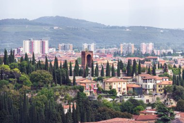 Eski Verona kasabası. İtalya, Verona 'daki Torre Dei Lamberti çan kulesinden görüntü
