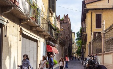Verona, İtalya - 26 Eylül 2015: Turistler Via Arche Scaligere 'de yürüyüş yaparak manzaraları inceler ve İtalya' nın Verona kentinde fotoğraflarını çekerler