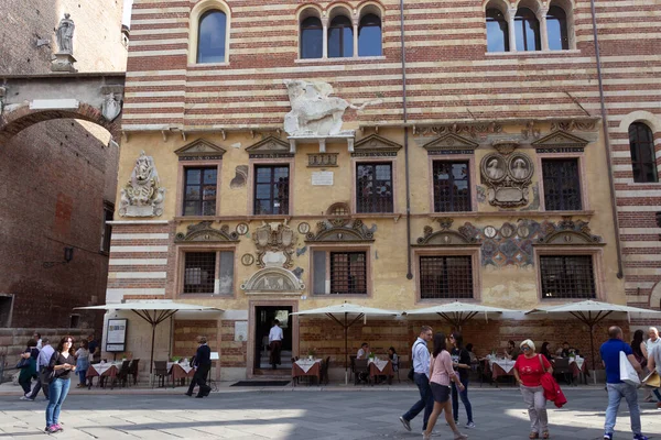 Touristen Spazieren Über Die Piazza Dei Signori Inspizieren Die Sehenswürdigkeiten — Stockfoto