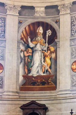 Verona, İtalya - 26 Eylül 2015: İtalya 'nın Verona kentindeki Duomo Kattedrali di S. Maria Matricolare katedralinin içi