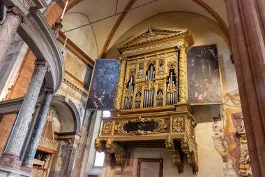 Verona, İtalya - 26 Eylül 2015: İtalya 'nın Verona kentindeki Duomo Cattedrale di S. Maria Matricolare katedralinin içindeki büyük organ