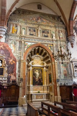 Verona, İtalya - 26 Eylül 2015: İtalya 'nın Verona kentindeki Duomo Kattedrali di S. Maria Matricolare katedralinin içi