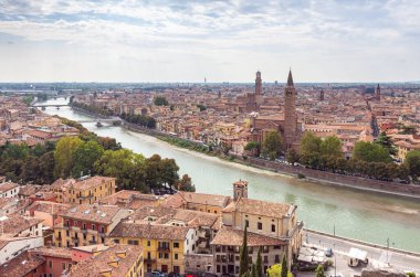Punto Panoramico Castel S. Pietro 'nun Piazzale Castel S. Pietro meydanındaki gözlem noktasından Adige Nehri ve eski Verona kasabasının manzarası.