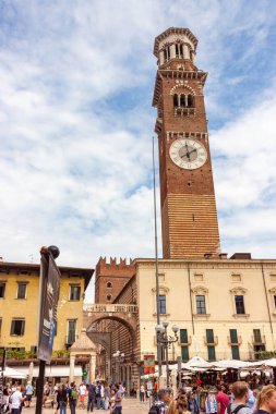 Verona, İtalya, 26 Eylül 2015: Saat Kulesi Torre dei Lamberti Verona, İtalya