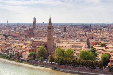 İtalya 'nın Verona kentindeki Piazzale Castel S. Pietro meydanında bulunan Punto panoramico Castel S. Pietro gözlem noktasından Adige Nehri ve eski Verona kasabasının manzarası.