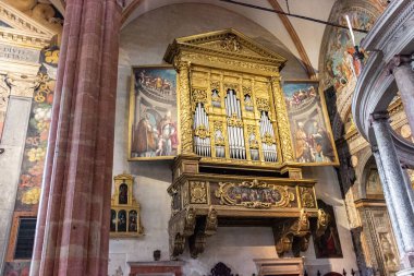 Verona, İtalya - 26 Eylül 2015: İtalya 'nın Verona kentindeki Duomo Cattedrale di S. Maria Matricolare katedralinin içindeki büyük organ