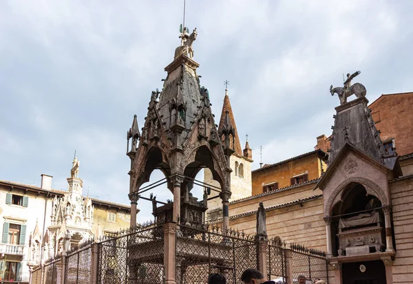 イタリアのヴェローナ 2015年9月26日 スカリゲリ墓 イタリアのヴェローナで馬に乗ってここに示されているスカリゲリ家 14世紀の支配者のための精巧な墓 — ストック写真