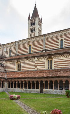 Verona, İtalya - 27 Eylül 2015: İtalya 'nın Verona kentinin eski bir bölgesinde bulunan Basilica di San Zeno Maggiore' nin avlusu.