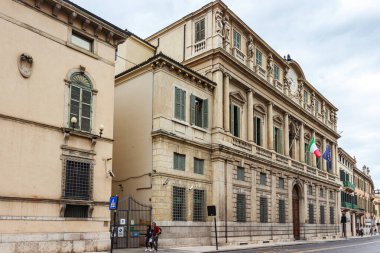 Verona, İtalya, 27 Eylül 2015: Dekoratif heykeller İtalya 'nın Verona şehrinin eski kesimindeki eski binanın çatısını dekore ediyor