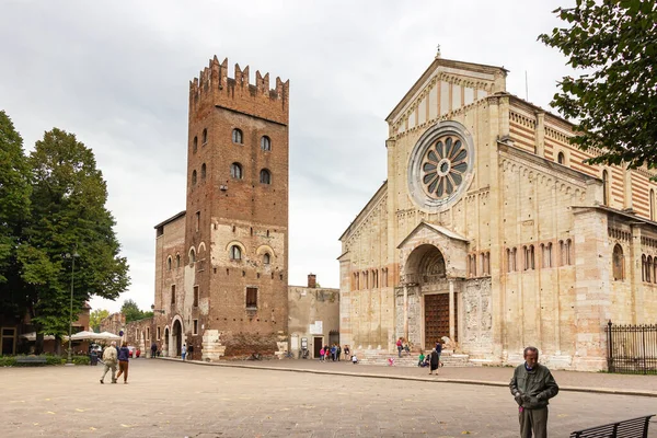 Verona Itália Setembro 2015 Poucos Turistas Transeuntes Caminham Perto Basílica — Fotografia de Stock