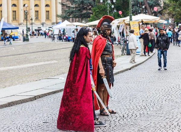Verona, İtalya, 27 Eylül 2015: Lejyoner gibi giyinmiş kadın ve erkek, İtalya 'nın Verona kentindeki Piazza Bra' da kendileriyle fotoğraf çektirmek istiyor.