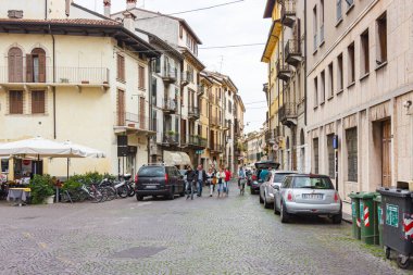Verona, İtalya, 27 Eylül 2015: İtalya 'nın Verona kentinin eski kısmının mimarisi. Via Leoncino Caddesi..