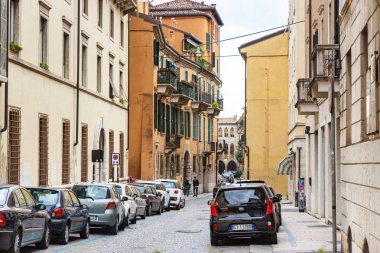Verona, İtalya, 27 Eylül 2015: İtalya 'nın Verona kentinin eski kısmının mimarisi. Via Leoncino Caddesi..