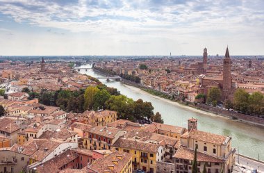 Punto Panoramico Castel S. Pietro 'nun Piazzale Castel S. Pietro meydanındaki gözlem noktasından Adige Nehri ve eski Verona kasabasının manzarası.