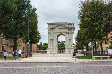 Verona, İtalya, 27 Eylül 2015: Arco dei Gavi - Fransa tarafından sökülmüş ve 1932 'de İtalya' nın Verona kentindeki Piazzetta Castelvecchio 'da yeniden monte edilmiş devasa beyaz mermer kemer..