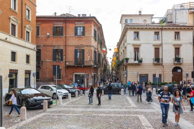 Verona, İtalya, 27 Eylül 2015: İtalya 'nın Verona kentinin eski kısmının mimarisi. Santa Anastasia Meydanı.