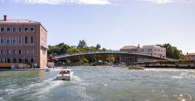 Venedik, İtalya - 28 Eylül 2015 Venedik 'in su kanalları. Venedik, İtalya 'daki Anayasa Köprüsü (Ponte della Costituzione).