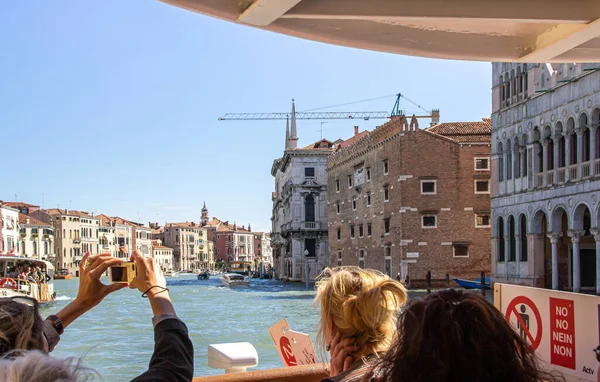 Venice Italy September 2015 Tourists Swim River Canal Taxi Explore — Stock Photo, Image