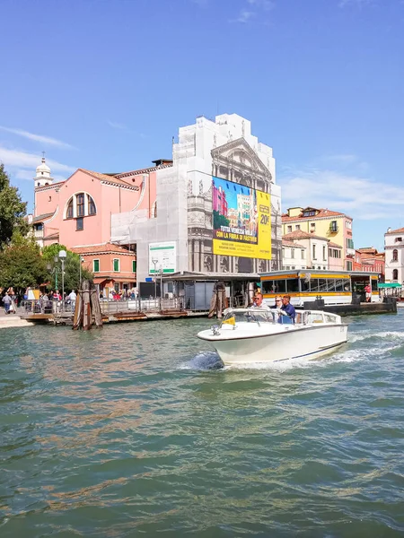 Venecia Italia Septiembre 2015 Taxista Lleva Dos Turistas Taxi Fluvial — Foto de Stock