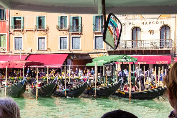 Venice Italy September 2015 Tourists Swim River Canal Taxi Explore — Stock Photo, Image
