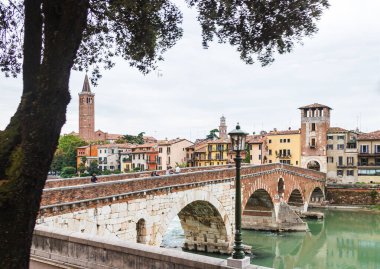 Verona, İtalya, 27 Eylül 2015: İtalya 'nın Verona şehrinin eski kesiminde Adige Nehri manzarası, setler, Ponte Pietra ve Campanile di Santa Anastasia.