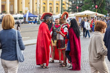 Verona, İtalya, 27 Eylül 2015: Roma lejyonu kılığına girmiş dört kişi Verona, İtalya 'daki Arena yakınlarındaki Piazza Bra meydanında duruyor